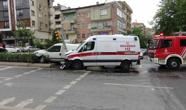 Kartal'da ambulans ile hafif ticari araç çarpıştı: 4 yaralı
