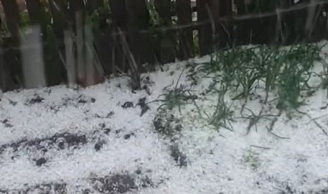 Kastamonu'da dolu yağışı etkili oldu, yollar beyaza büründü