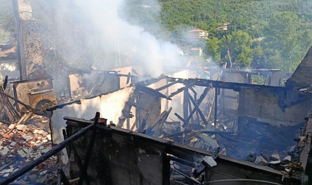 Kastamonu'daki iki farklı yangında üç ev kullanılamaz hale geldi