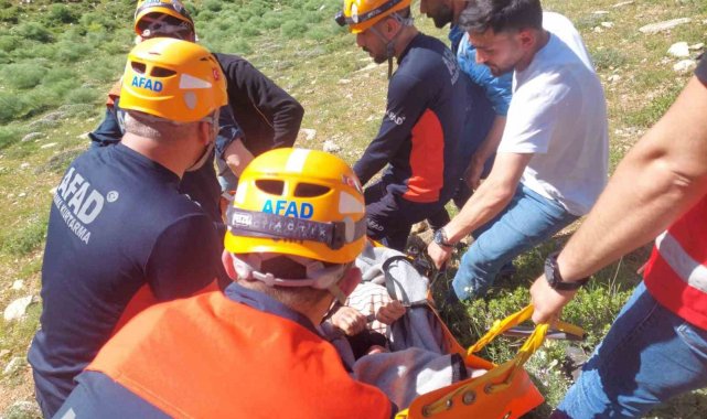 Kayalıklardan düşerek mahsur kalan 2 kişi kurtarıldı