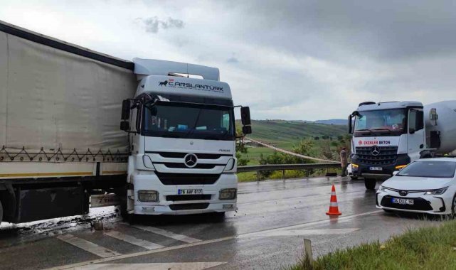 Kayganlaşan yolda makaslayan tır ulaşımı aksattı