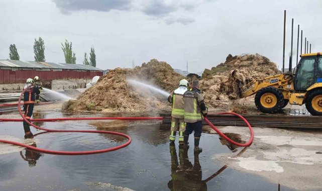 Kaynak makinesinden çıkan kıvılcımlar istiflenmiş saman balyalarını küle çevirdi