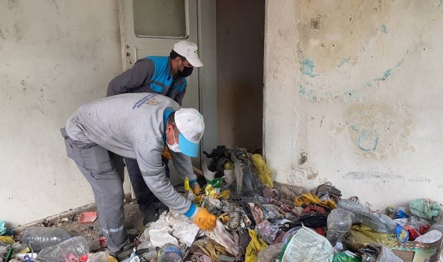 Kiracının çöp eve çevirdiği daireye girip ağlayan Aynur teyzenin yüzü güldü