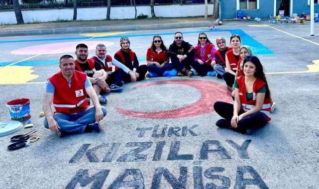 Kızılay Gönüllüleri okul bahçesini renklendirdi