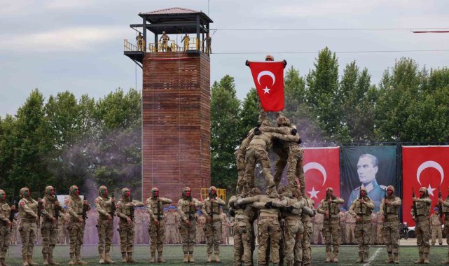 Komandolar dualarla mezun oldu, gösterileri izleyenleri mest etti