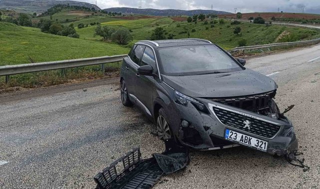 Kontrolden çıkan otomobil bariyerlere çarptı