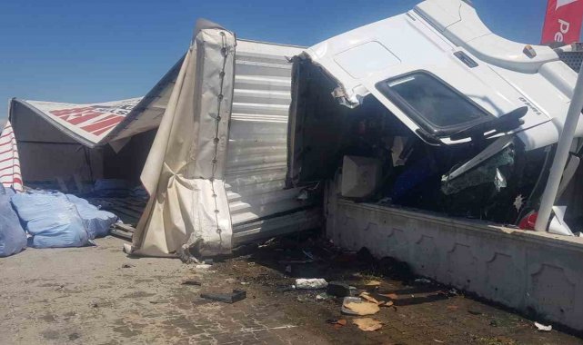 Kontrolden çıkan tır akaryakıt istasyonunun duvarına çarparak devrildi: 1 ölü