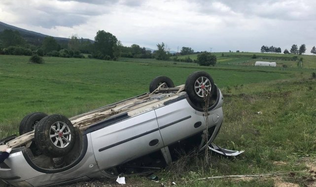 Köpeğe çarpmamak için manevra yapan sürücü otomobili ile takla attı: 1 yaralı