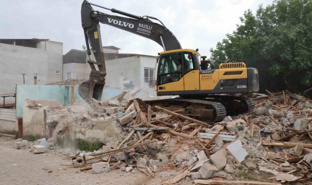 Koruma alanındaki metruk bina yıkıldı