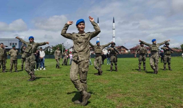 Kosova'da Türk askeri 19 Mayıs Bayramı'nı zeybek oynayarak kutladı