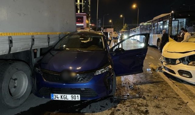 Küçükçekmece'de 3 araçlı zincirleme trafik kazası: 2 yaralı