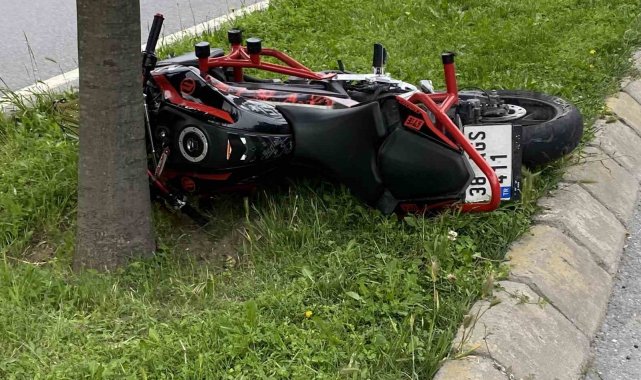 Küçükçekmece'de korkunç kaza, ağaca çarpan motosiklet sürücüsü feci şekilde can verdi