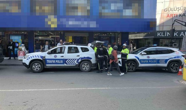Küçükçekmece'de otomobil önce bariyerlere ardından yayalara çarptı: 5 yaralı