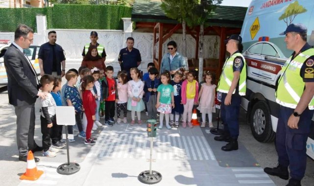 Kulu'da jandarmadan anaokulu öğrencilerine trafik eğitimi