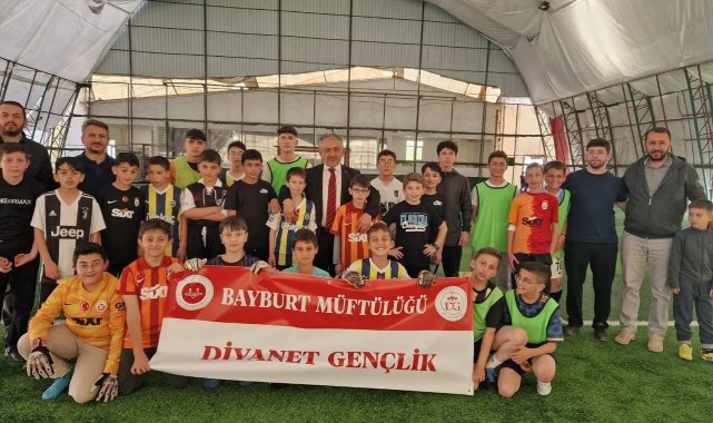Kur'an kursu öğrencileri futbol turnuvasında bir araya geldiler
