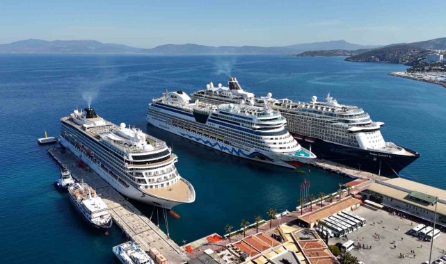 Kuşadası'na üç gemiyle toplam 6 bin 590 turist geldi