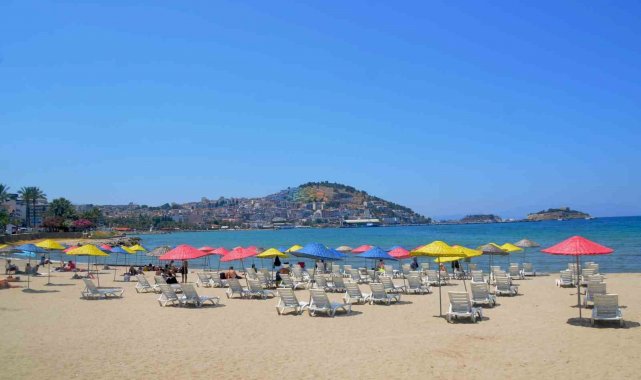 Kuşadası'nın halk plajlarında şemsiye ve şezlonglar artık ücretsiz