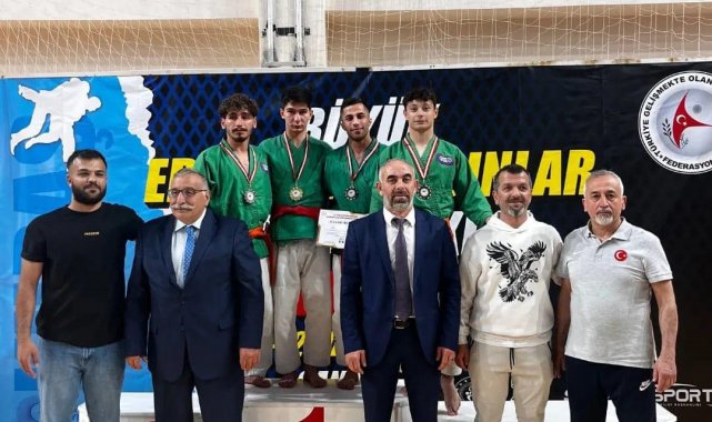 Kütahyalı sporcular Kuraş Şampiyonasından kupalarla döndü