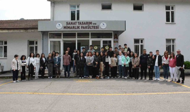 Lise öğrencileri Düzce Üniversitesi Sanat Tasarım ve Mimarlık Fakültesi'ni gezdi