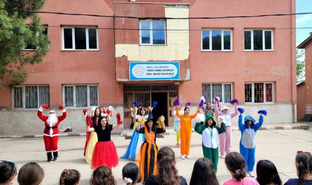 Liseli öğrenciler miniklere keyifli anlar yaşattı