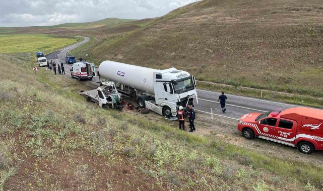 Malatya'da tır ile kamyonet kafa kafaya çarpıştı: 1 ölü