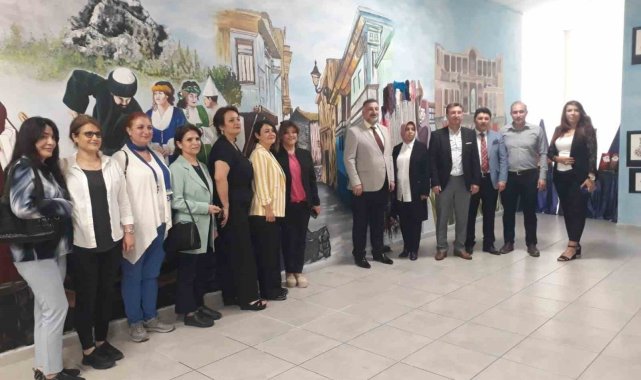 Manisa Arif Çeler Kız Anadolu İmam Hatip Lisesinden görsel sanatlar sergisi