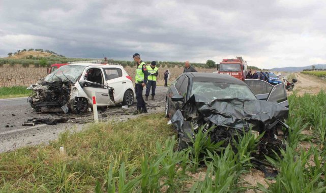 Manisa'da otomobiller kafa kafaya çarpıştı: 1'i ağır 3 yaralı