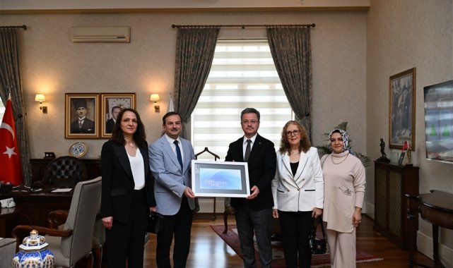 Manisa'da yılın hemşiresi ve ebesinden Vali Ünlü'ye ziyaret
