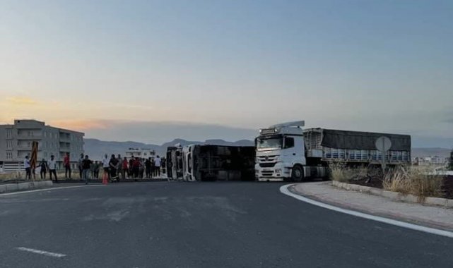 Mardin'de buğday yüklü kamyon devrildi: 1 yaralı