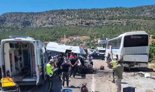 Mersin'de servis minibüsü park halindeki otobüse çarptı: 1 ölü, 2 yaralı