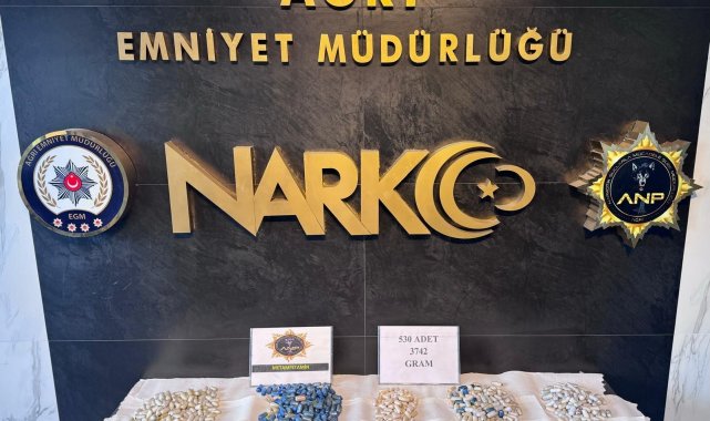 Midelerinden 3 kilo 742 gram uyuşturucu çıktı