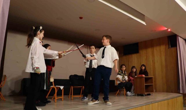 Minik öğrencilerden tiyatro gösterisi