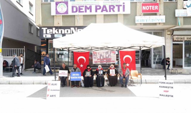 Muş'ta PKK tarafından kaçırılan çocukların aileleri oturma eylemine devam ediyor