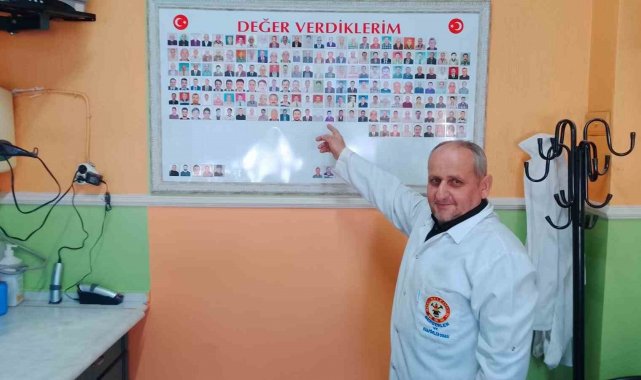 Müşterilerinin anısını berber dükkanında yaşatıyor