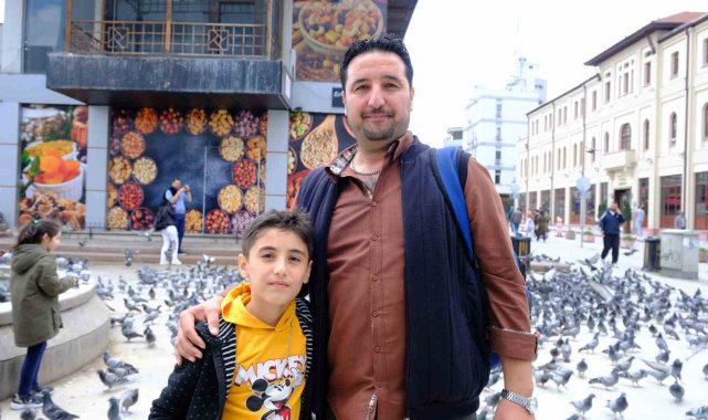 Nazilli'den gelen turistler Eskişehir'deki kuşları elleriyle besledi