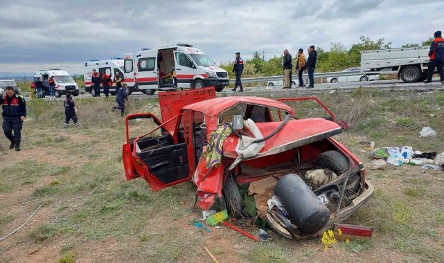 Nişan merasimi dönüşü otomobil ile kamyonet çarpıştı: 1 ölü, 5 yaralı