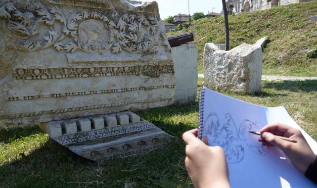 Öğrenciler antik tiyatroyu resmettiler