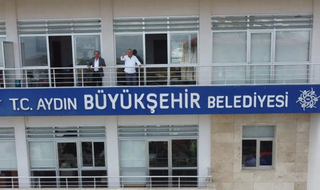 Önceki yönetim indirdi, başkan Özel kendi eliyle yeniden astı