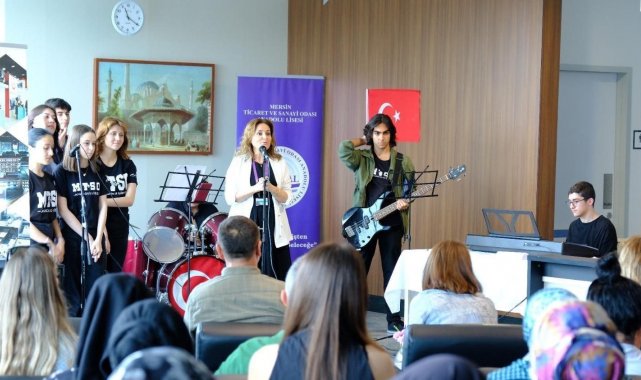 Onkoloji servisinde tedavi gören çocuklar için moral konseri
