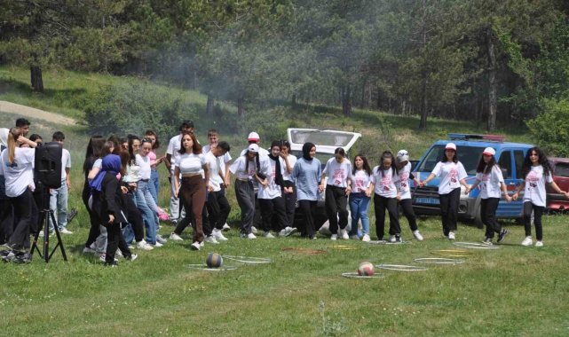 Onlarca genç 4 kilometre yürüdü