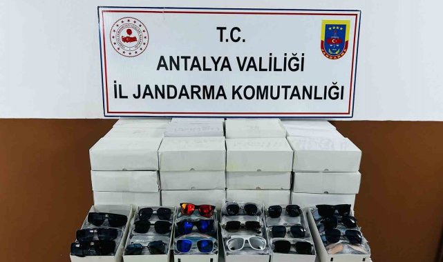 Otobüsten bin 500 adet kaçak güneş gözlüğü çıktı