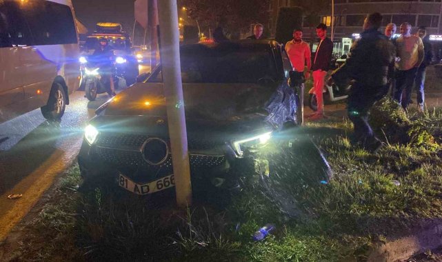 Otomobil ile hafif ticari araç çarpıştı: 3 yaralı