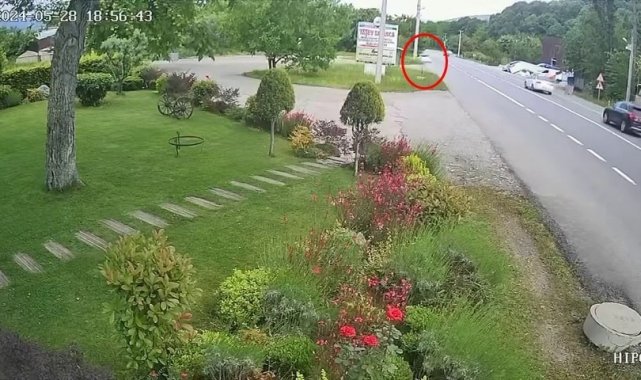 Otomobil kontrolden çıkarak bahçelik alana devrildi: O anlar kamerada