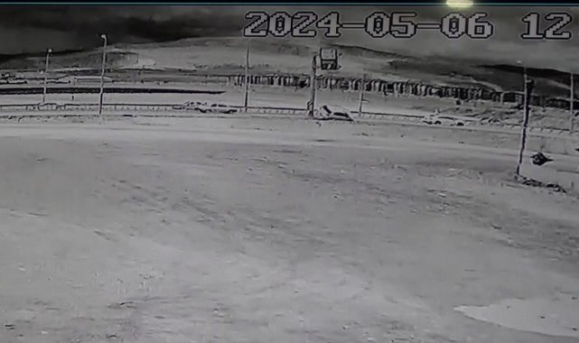 Otomobil, refüje çarparak takla attı