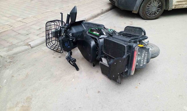 Otomobilin çarptığı elektrikli bisiklet sürücüsü yaralandı