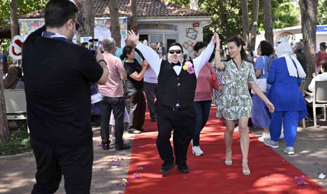 Özel çocuklar için kırmızı halıda özel defile