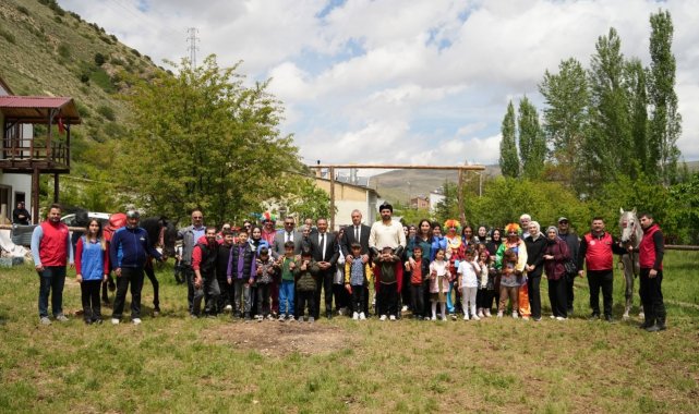 Özel öğrenciler çiftlikte at bindiler