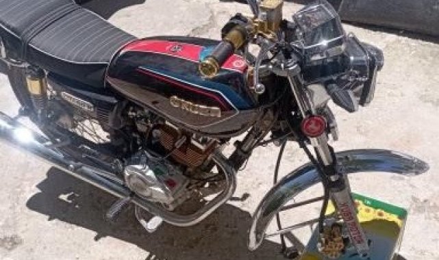 Park halindeki motorun tekeri çalındı