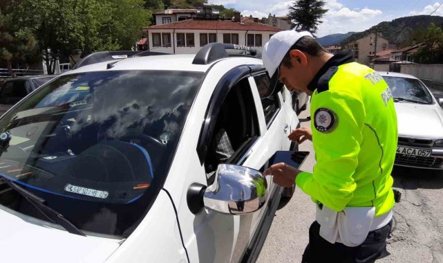 Polis ekipleri sürücüleri tek tek uyardı