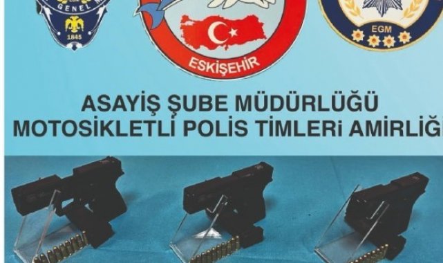 Polisin durdurduğu araçta 3 ruhsatsız tabanca ele geçirildi